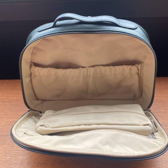 Longchamp leather toiletries & makeup bag. - Picture 13 of 16